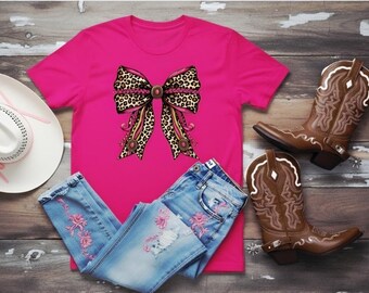 Rosa leopardtröja med rosett • Western-tröja med rosett • Söt t-shirt med grafisk rosett • Trendig t-shirt med knallrosa • Estetisk cowgirl-tröja • Topp i boutiquestil