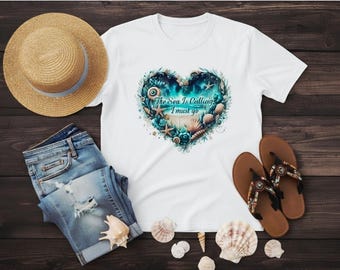 Camiseta "El mar me llama, debo ir" • Camiseta para amantes de la playa • Camiseta con gráfico de concha y corazón de océano • Camiseta de vacaciones costeras • Camiseta de verano con vida marina