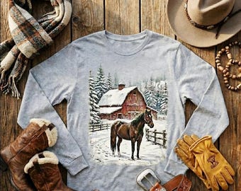 Vinterhäststallsmotiv • Rustik lantlig grafisk t-shirt • Cowboy western snögårdströja