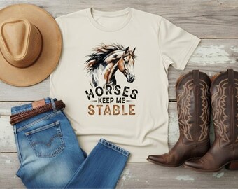 Hästar håller mig stall-tröja • Rolig hästälskare-tröja • Ridgåva för kvinnor och män • Western Ranch-tröja med grafisk design • Häststallliv