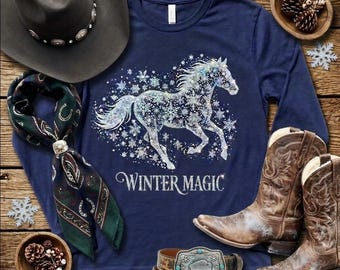 Långärmad tröja med vintermagisk häst – T-shirt med snöflingehästgrafik – Western vintertröja – Mysig säsongsbetonad långärmad – Cowgirl Christmas