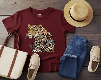 Stay Wild Leopardtröja • Grafisk t-shirt för kvinnor • Boho Western leopardmönstrad topp • Lantlig grafisk t-shirt • Djurmönstrad t-shirt • Trendig t-shirt