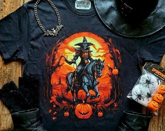 Camiseta de Halloween de bruja montando a caballo • Camiseta espeluznante del oeste • Gráfico de bruja vaquera • Camiseta de otoño de calabaza y luna • Top de Halloween campestre