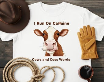 Camiseta unisex "I Run On Caffine Cows and Cuss Words" • Camiseta divertida de granja • Camiseta de vaca del oeste • Camiseta con gráfico campestre • Camiseta con humor rural • Café