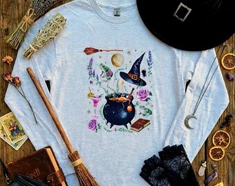 Camiseta de manga larga con estampado de caldero botánico de bruja • Camiseta con estética de bruja campestre • Gráfico de luna y hierbas • Top de fantasía estilo witchcore • Bruja acogedora de otoño