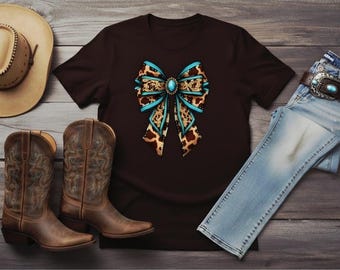 Camiseta de mujer con lazo de piel de vaca, camiseta vaquera turquesa, camiseta con estampado de vaquera campestre, top para rodeo, regalo bohemio western, camiseta estilo rancho