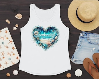 Camiseta playera para mujer: "El mar te llama"; estampado de corazón amante del océano; camiseta playera de verano costera; camiseta playera con conchas y estrellas de mar para vacaciones en la playa.