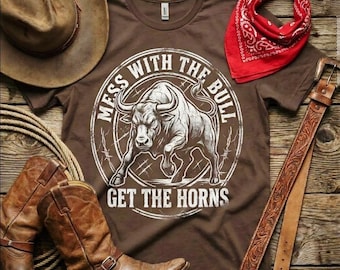 Camiseta "Si te metes con el toro, te llevas los cuernos" – Camiseta gráfica western – Camiseta vaquera de rodeo – Camiseta con actitud country – Gráfico rústico de rancho – Atrevida