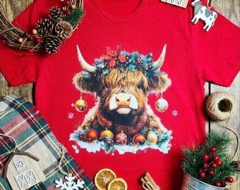 Jultröja med höglandskon, festlig ko-tröja med krans, rustik t-shirt med westernmotiv, lantlig jultröja, bondgårdsvintertröja