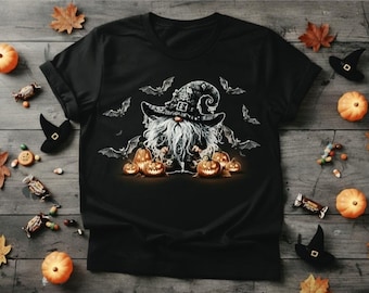 Camiseta de gnomo bruja de Halloween • Camiseta gráfica espeluznante de otoño • Camiseta de gnomo bruja adorable • Camiseta de calabaza Jack-o'-lantern • Temporada de otoño • Halloween
