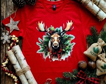 Rustik julälg-t-shirt, älg-t-shirt med julkrans, rutig vinterskjorta med halsduk, lantlig jul-t-shirt med grafisk design, festlig vildmarkshögtid