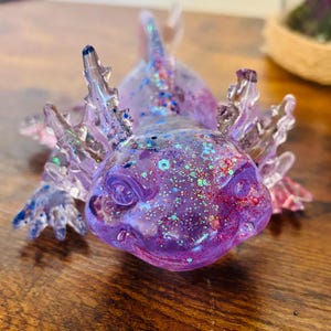 Schillernde Kristall Axolotl Figur: Handgemachter Resin Fantasy Dekor