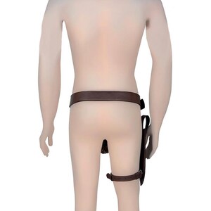 Puede incluir: Un conjunto de cintur&oacute;n y funda de cuero marr&oacute;n. El conjunto incluye un cintur&oacute;n, una funda y dos correas para las piernas. El cintur&oacute;n y las correas para las piernas tienen cierres de hebilla. La funda est&aacute; sujeta al cintur&oacute;n y a la correa de la pierna.