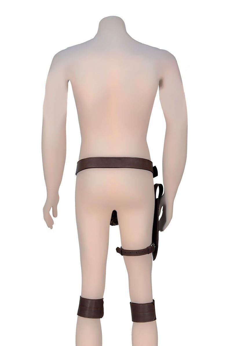 Puede incluir: Un conjunto de cintur&oacute;n y funda de cuero marr&oacute;n. El conjunto incluye un cintur&oacute;n, una funda y dos correas para las piernas. El cintur&oacute;n y las correas para las piernas tienen cierres de hebilla. La funda est&aacute; sujeta al cintur&oacute;n y a la correa de la pierna.