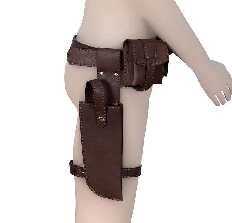 Puede incluir: Un cintur&oacute;n utilitario de cuero marr&oacute;n con m&uacute;ltiples bolsas y una funda para cuchillos. El cintur&oacute;n incluye una correa para el muslo y est&aacute; dise&ntilde;ado para usarse alrededor de la cintura y la parte superior de la pierna. El cuero parece estar cosido para mayor durabilidad.