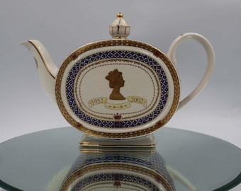Tetera conmemorativa del Jubileo de Oro de la Reina Isabel II, 1952–2002. Objeto de colección real, elegante recuerdo británico.
