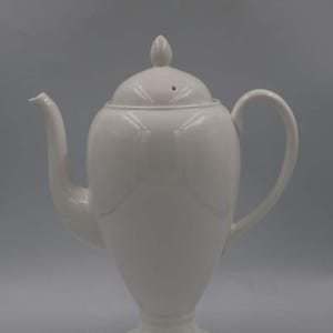 Tetera Wedgwood de porcelana fina, fabricada en Inglaterra, color blanco. Cafetera de 26 cm, estilo vintage minimalista.