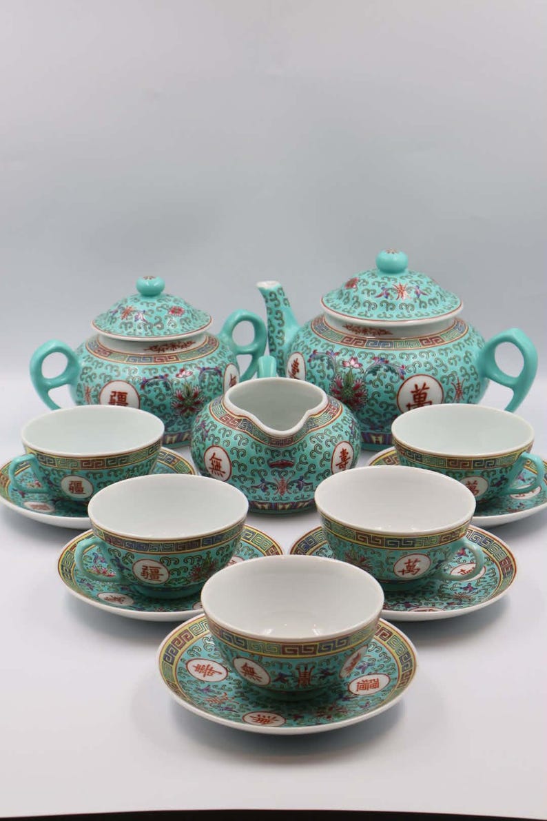 Puede incluir: Una taza de cer&aacute;mica blanca con un asa negra y el texto "But First, Coffee" en negro y negrita. La taza est&aacute; sobre una superficie blanca. La taza mide aproximadamente 10 cm de alto.