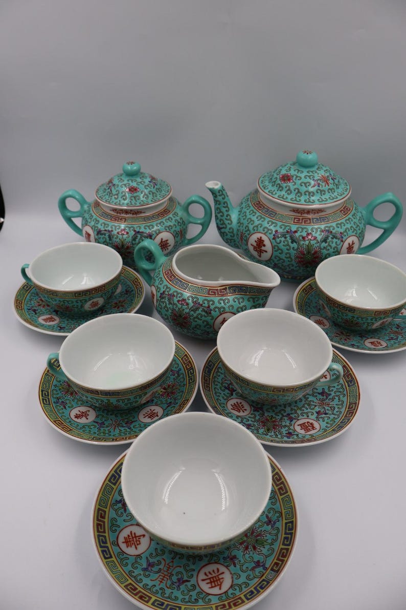 Puede incluir: Un juego de tres tazas de cer&aacute;mica con un acabado mate moteado. Las tazas son en tonos crema, gris claro y gris oscuro. Cada taza tiene un dise&ntilde;o simple y minimalista y un asa redondeada.