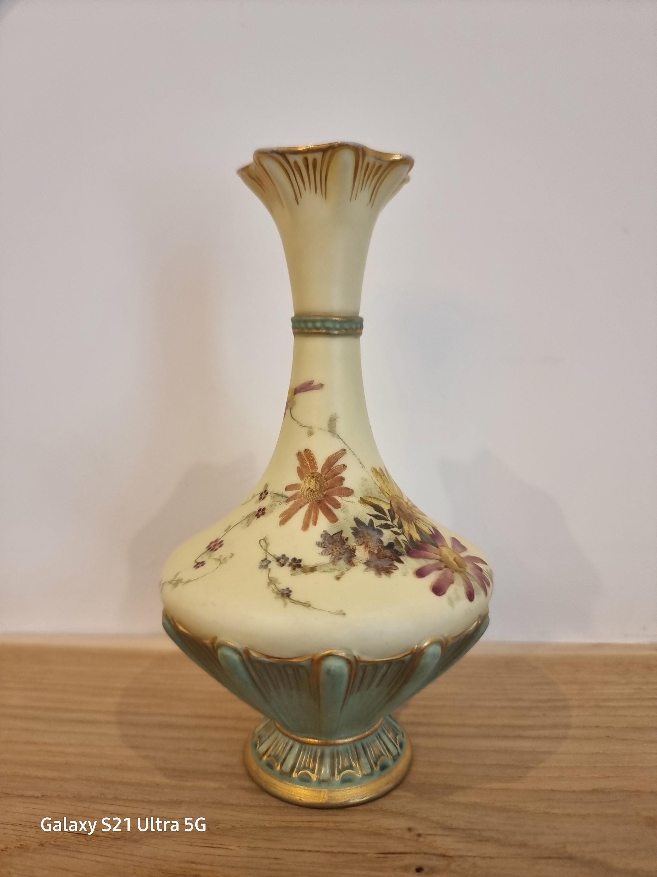 ロイヤルウースターの花瓶：手描き磁器、金彩アクセント、1906年