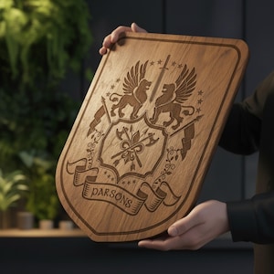 Puede incluir: Un escudo de madera con un escudo familiar grabado. El escudo presenta dos leones alados, una espada, hachas y el nombre "PARSONS" en una pancarta. El escudo está sostenido por una persona.