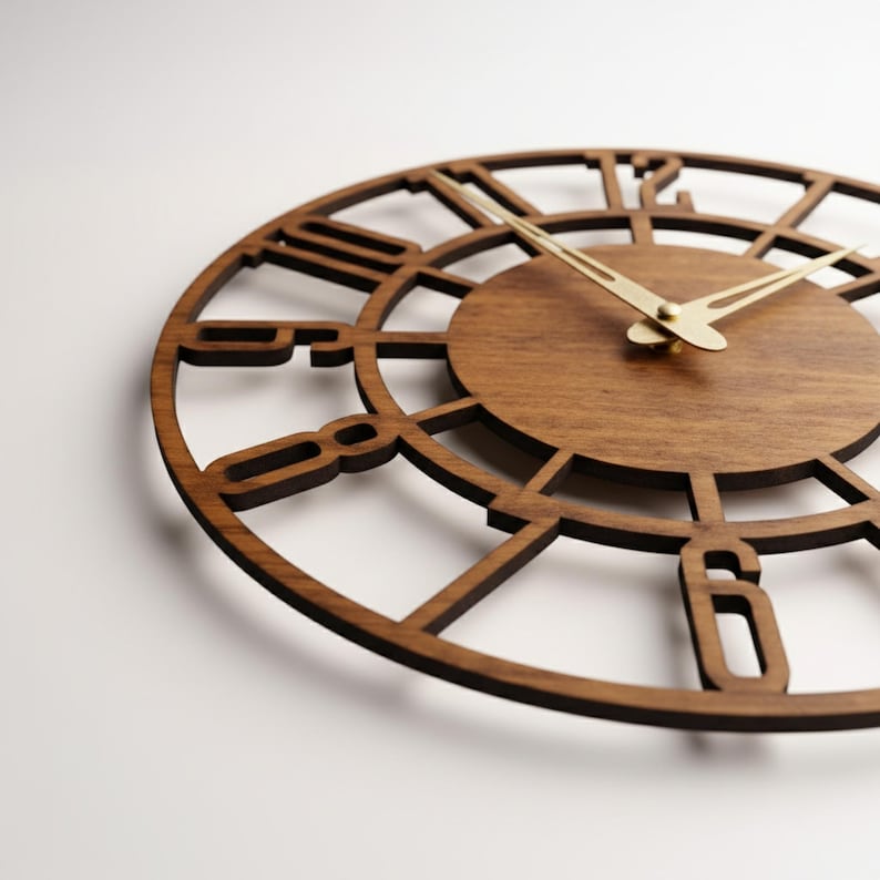 Puede incluir: Un reloj de pared de madera con acabado marr&oacute;n oscuro. El reloj presenta un dise&ntilde;o circular con n&uacute;meros romanos recortados y un disco central de madera. Las manecillas del reloj son de color dorado.