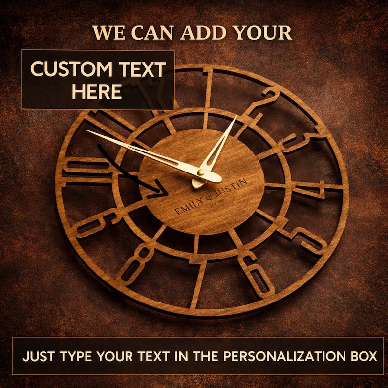Puede incluir: Un reloj de pared de madera con un dise&ntilde;o recortado y manecillas doradas. La esfera del reloj tiene el texto "EMILY & JUSTIN" y el texto circundante dice "WE CAN ADD YOUR CUSTOM TEXT HERE" y "JUST TYPE YOUR TEXT IN THE PERSONALIZATION BOX".