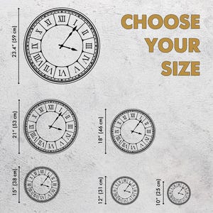 Puede incluir: Una selecci&oacute;n de relojes de pared en blanco y negro de varios tama&ntilde;os, que van desde 25 cm hasta 59 cm. Cada reloj presenta n&uacute;meros romanos y manecillas negras sobre un fondo blanco. Se muestra el texto "CHOOSE YOUR SIZE".