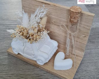Peut inclure: Voiture en céramique blanche avec des fleurs séchées sur le dessus, un cœur blanc et un tube à essai en verre avec un bouchon en liège sur une base en bois. Le tube à essai porte l'inscription "Haussmänner". La base porte l'inscription "Mit Liebe für Dich in Deutschland hergestellt."