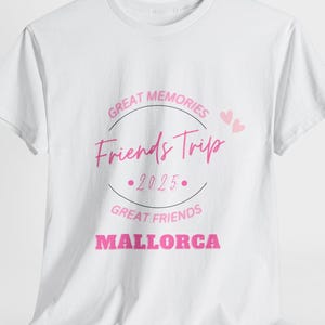 フレンズ・トリップ2025、パーソナライズされたフレンズ・バケーションTシャツギフト、カスタム目的地マッチングTシャツ、フレンズ・トラベル・アウトフィット、フレンズ・シャツ
