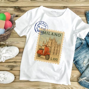 Mailand Vintage Vespa Italien Briefmarken-T-Shirt, Retro-Scooter-Reise-Souvenir-T-Shirt, Geschenk für Briefmarkensammler und Vintage-Liebhaber Postkarte
