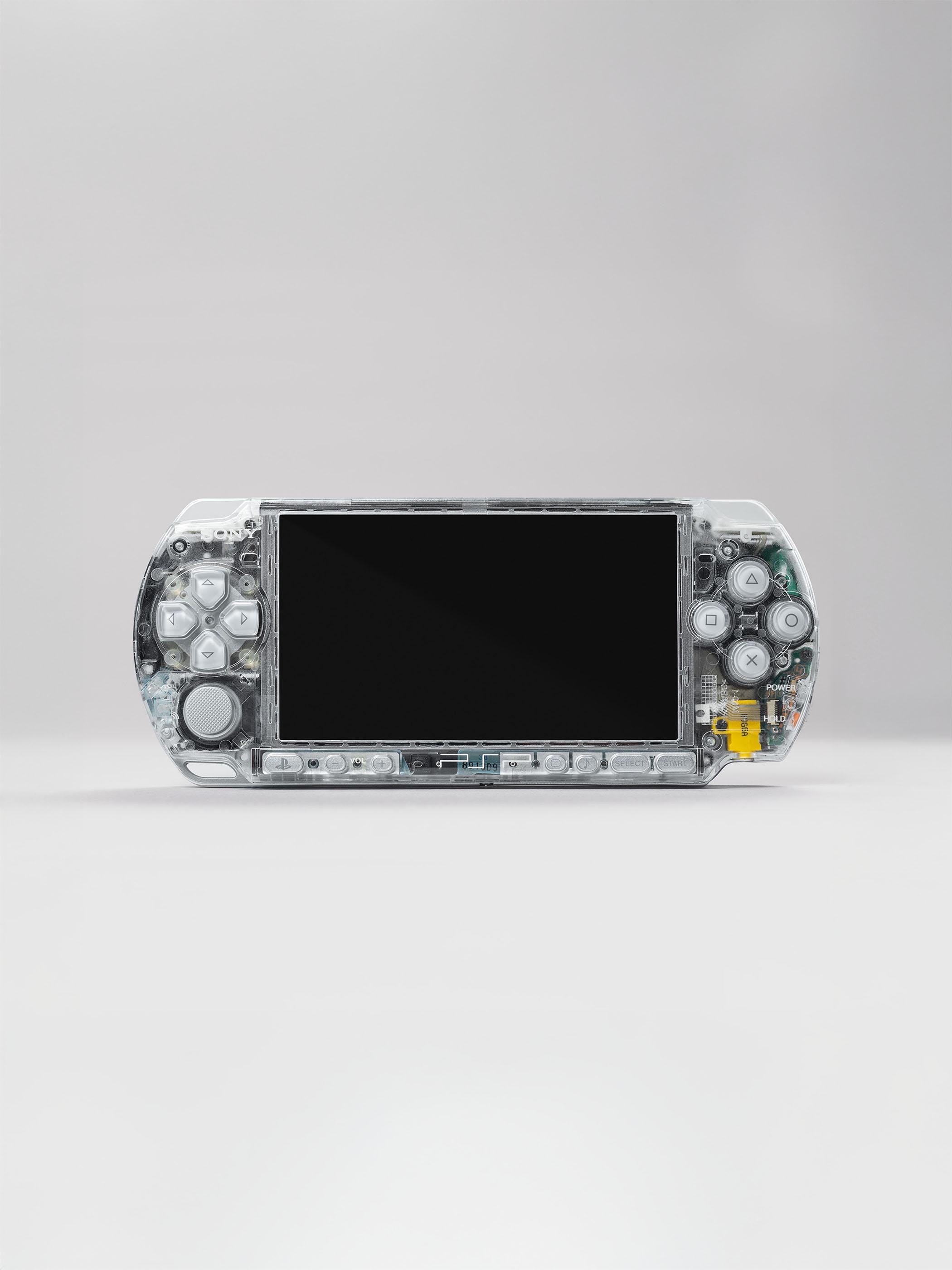 PSPとソフト11点。 PSP 本体 3000 シルバー ソフト 10本(内追加コンテンツ1本) 4GB