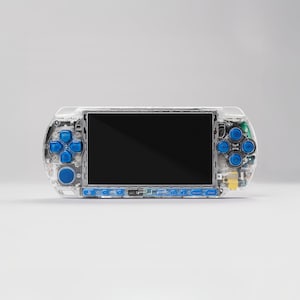 Pode incluir: Console de jogos portátil transparente com botões azuis e tela preta. A consola tem uma caixa de plástico transparente, revelando os componentes internos. O D-pad e os botões de ação são azuis. Dispositivo para jogos portáteis.