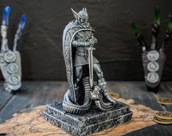 Statua del guerriero nordico Talos – Statuetta di eroe in stile vichingo – Scultura fantasy in resina – Decorazione mitica, regalo per collezionisti e giocatori