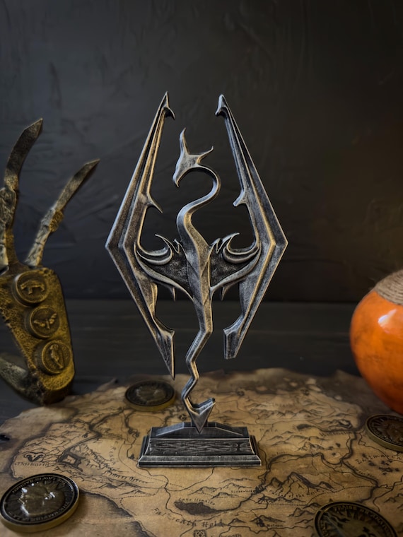 Dragon Emblem, Fantasy Symbol Decor, Nordic Style, Resin Sculpture for Gamers and Collectors, Logo Figurine