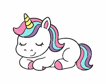 Peut inclure: Illustration d'une licorne de dessin animé en position détendue, avec un corps blanc, les yeux fermés et une expression souriante. La licorne a une corne jaune, une crinière et une queue roses, bleues et violettes, et des sabots roses. Le texte "SVG | PNG | DXF | EPS | VECTPLACE" est inclus.