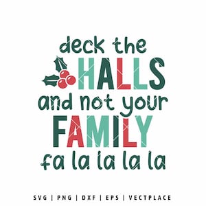 Może przedstawiać: Na białym tle tekst "deck the HALLS and not your FAMILY fa la la la la" w świątecznym designie. Słowo "HALLS" jest w kolorze morskim i czerwonym, z akcentami jagód ostrokrzewu. Odpowiednie do dekoracji świątecznych.