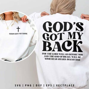 Op de afbeelding: Witte sweatshirt met de tekst "GOD'S GOT MY BACK" in grote zwarte letters op de rug. De voorkant heeft een kruis en de tekst "GOD'S GOT MY BACK". De sweatshirt heeft ook het bijbelvers Jesaja 52:12.