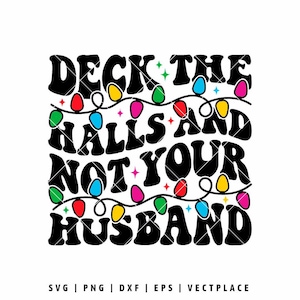 以下が含まれることがあります： レトロなフォントで「DECK THE HALLS AND NOT YOUR HUSBAND」というテキストが入った白黒のグラフィック。カラフルなクリスマスライトがテキストの上に張られています。グラフィックの下部にはファイルタイプの情報が含まれています。