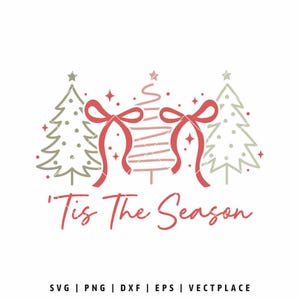 Könnte beinhalten: Ein festliches Weihnachtsmotiv mit drei stilisierten Weihnachtsbäumen in Grün und Rosa, verziert mit roten Schleifen. Der Satz "'Tis The Season" ist in einer Schreibschrift geschrieben. Das Design befindet sich auf weißem Hintergrund.