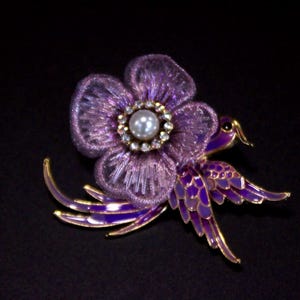 Broszka z emaliowanym ptakiem: haftowany kwiat i perła – styl vintage garden