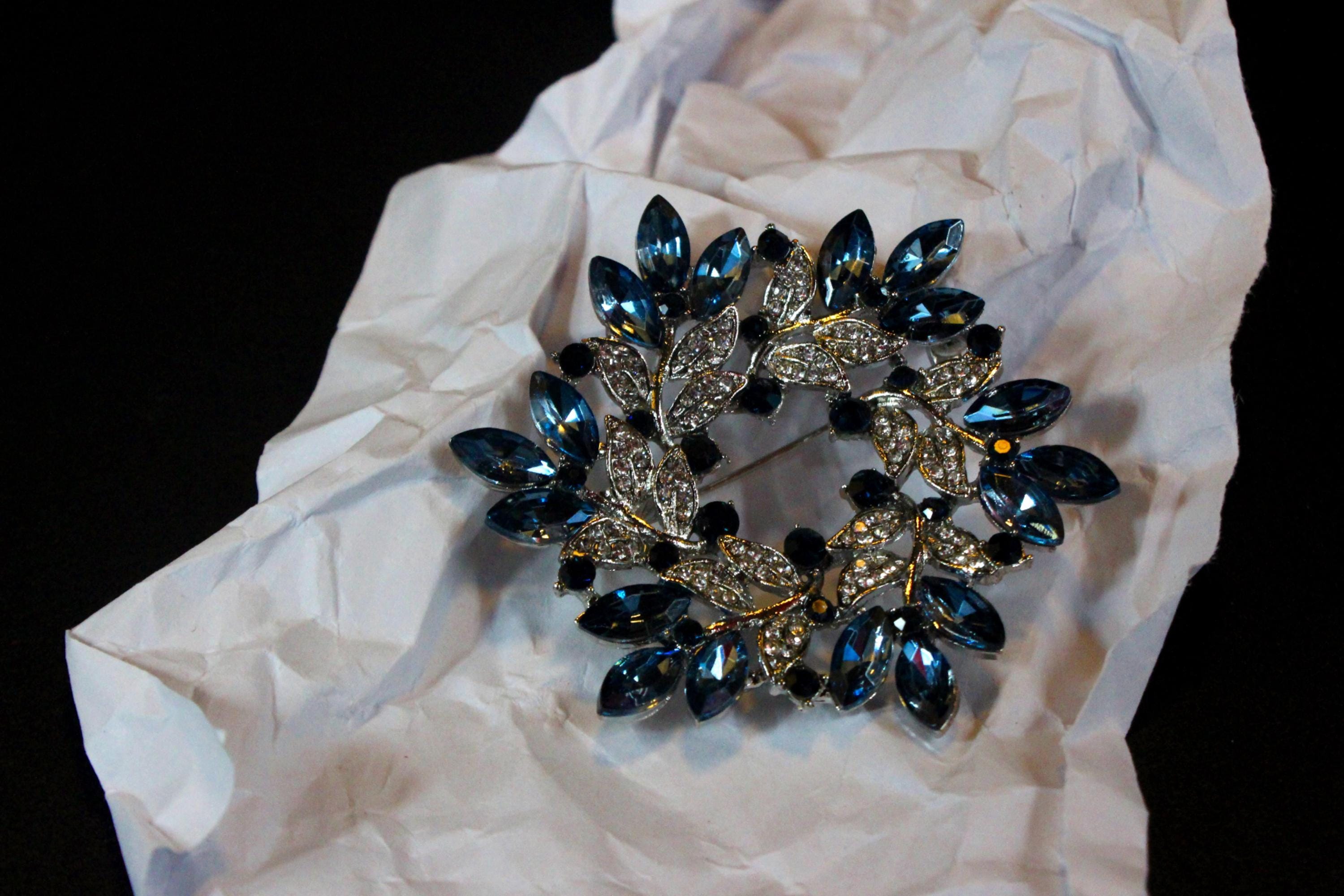 Blue Crystal Wreath Brooch-y2 Vintage Silver Rhinestone Leaf Pin