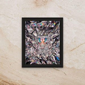Può includere: Una cornice rettangolare nera contenente una carta collezionabile centrata su uno sfondo di cristalli trasparenti, sfaccettati e riflettenti che mostrano rifrazioni di luce arcobaleno. La carta presenta una creatura simile a un drago.