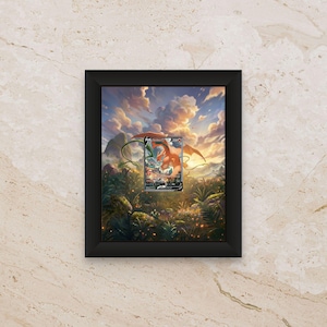 Puede incluir: Obra de arte enmarcada en negro que muestra una colorida ilustración de un dragón volando sobre una escena tropical, con un cielo dramático. Se incluye una tarjeta coleccionable con una imagen de dragón.