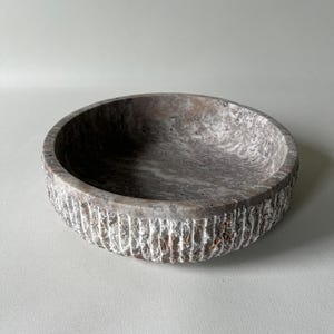 Travertin-Marmor geschnitzte Schüssel, dekorative Luxusschüssel, handgemachte Rüschen-Servierschüssel, Naturstein-Obstschüssel, Housewarming-Küchengeschenk