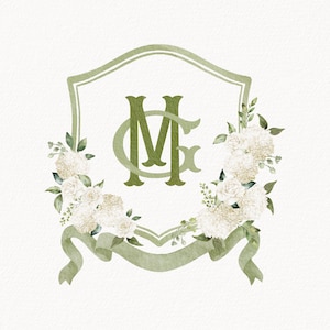 Può includere: Un design ad acquerello con uno scudo verde con le lettere "MC" intrecciate. Lo scudo è circondato da fiori bianchi e fogliame verde, con un nastro verde in basso. Lo sfondo è un bianco sporco strutturato.