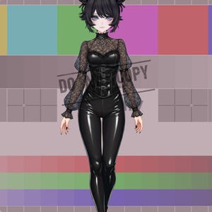 Puede incluir: Ilustración de cuerpo completo de un personaje con un atuendo negro. El personaje tiene cabello negro peinado en dos moños, con reflejos verdes y rosas. El atuendo incluye una blusa de encaje, un corsé y pantalones negros brillantes. El fondo es un patrón de prueba de color.