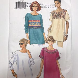 Könnte beinhalten: Ein Schnittmuster für vier verschiedene Oberteile mit Fransenbesatz. Das Schnittmuster ist für die Größen 18-20-22 und stammt von Butterick. Die Oberteile sind in Türkis, Weiß, Beige und Rosa dargestellt.