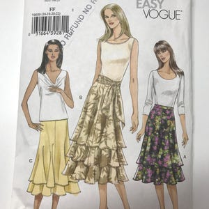 Peut inclure: Un patron de couture pour une jupe avec trois styles différents. Le patron est de Very Easy Vogue et est pour les tailles 16-18-20-22. Le patron est pour une jupe à volants avec un style enroulé et un imprimé floral.