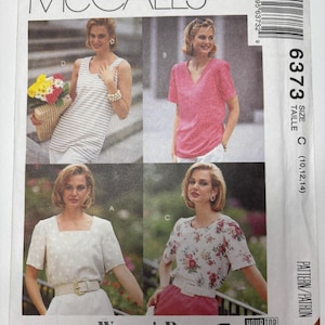 Könnte beinhalten: Ein Vintage-Schnittmusterumschlag von McCall's mit vier verschiedenen Damenoberteilen. Der Umschlag trägt oben den Text "McCall's" und unten "Woman's Day Collection". Die Größe ist C (10,12,14).